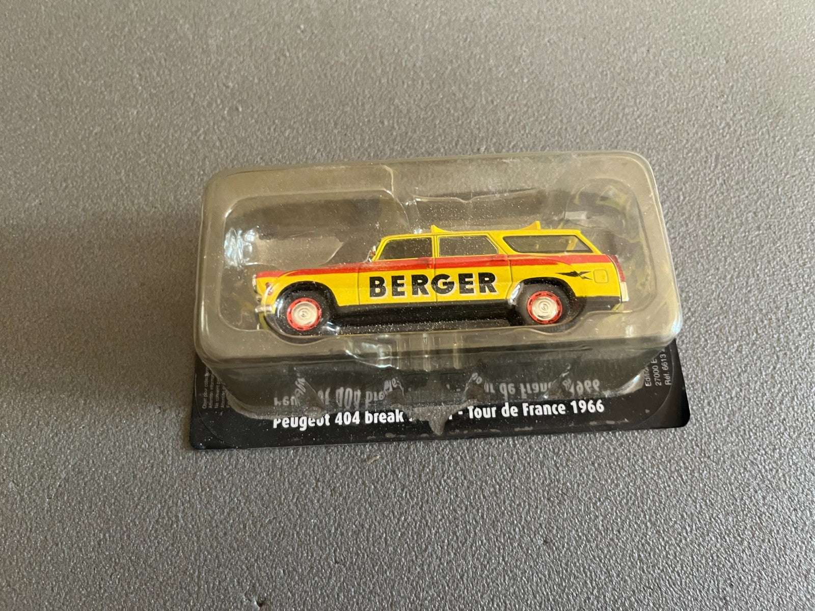 Voiture Miniature Peugeot 404 Berger Tour de France 1966 Norev Vélo au 1/43