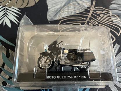 Moto miniature Guzzi 750 V7 1966 Gendarmerie Italienne Carabinieri 1/24