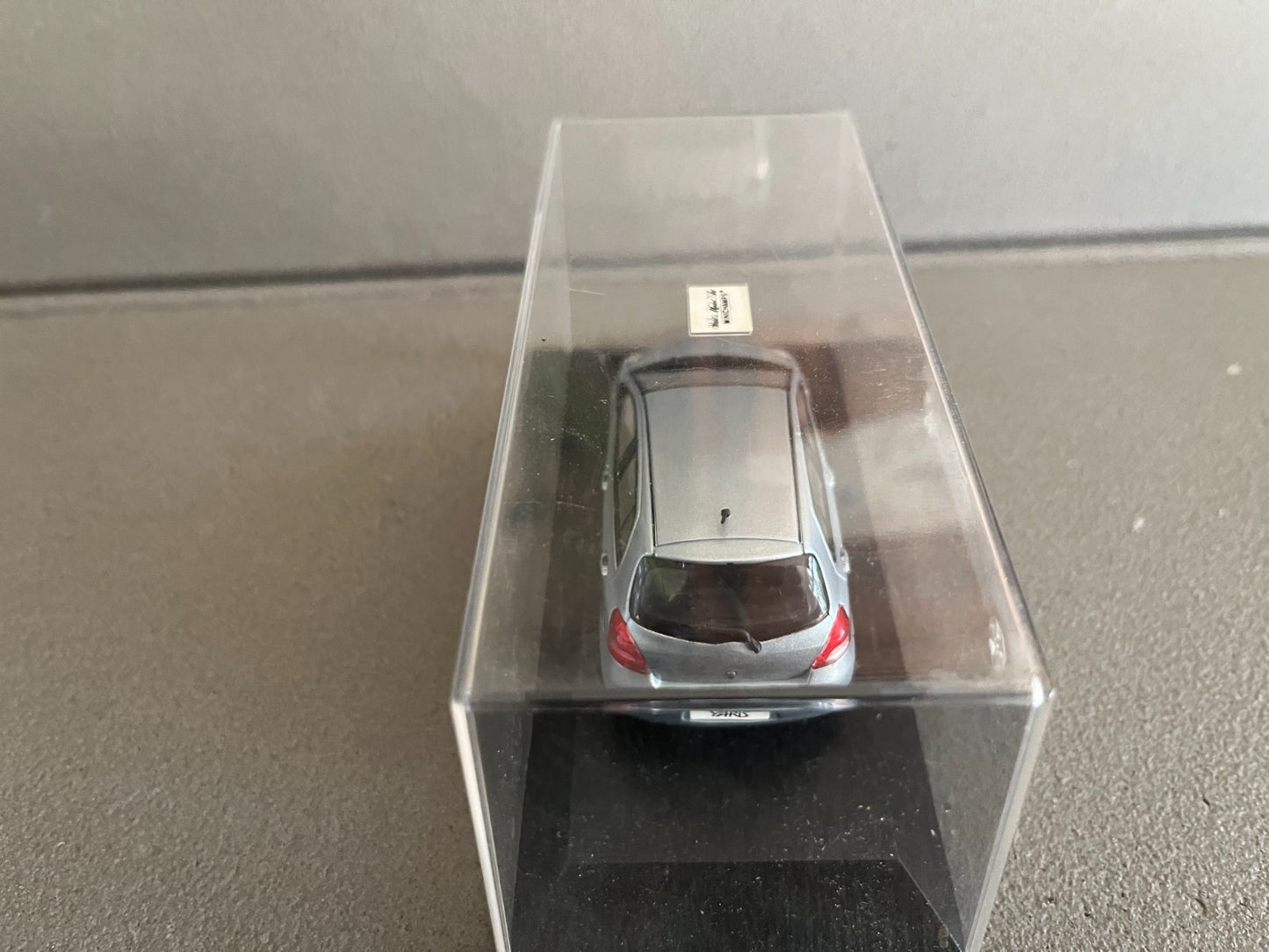 Voiture Miniature Toyota Yaris Minichamps au 1/43 Défauts