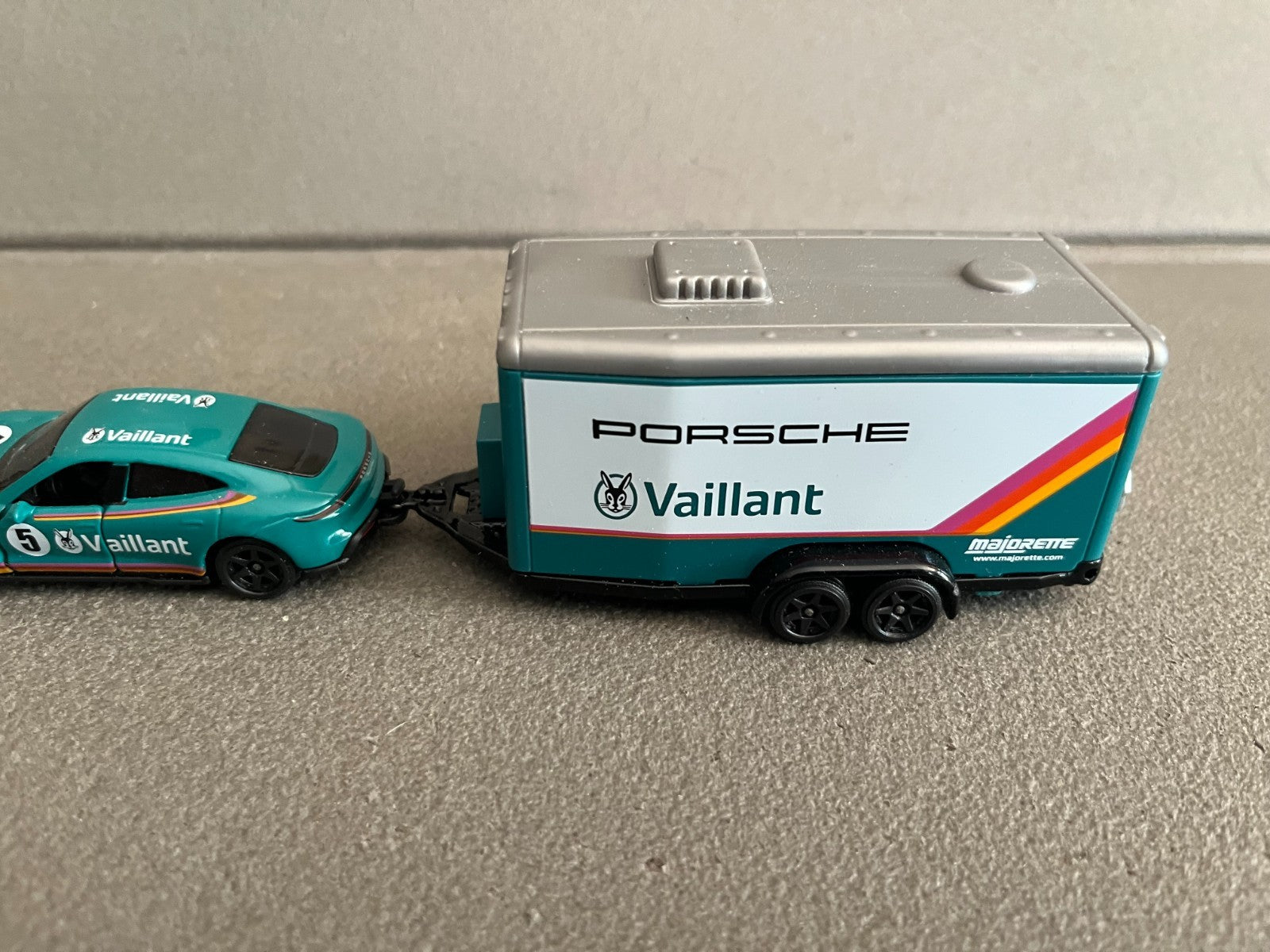 Voiture miniature Porsche Taycan + Remorque Vaillant Majorette au 1/63