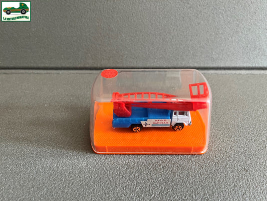 Voiture miniature Camion Mercedes Aeroport Guiloy Spain Echelle 1/124 Majorette