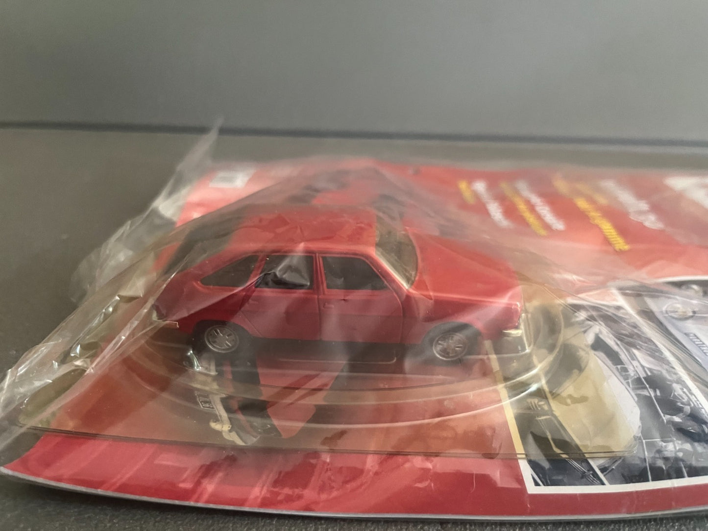 Voiture miniature Renault 30 Norev Hachette + Fascicule au 1/43