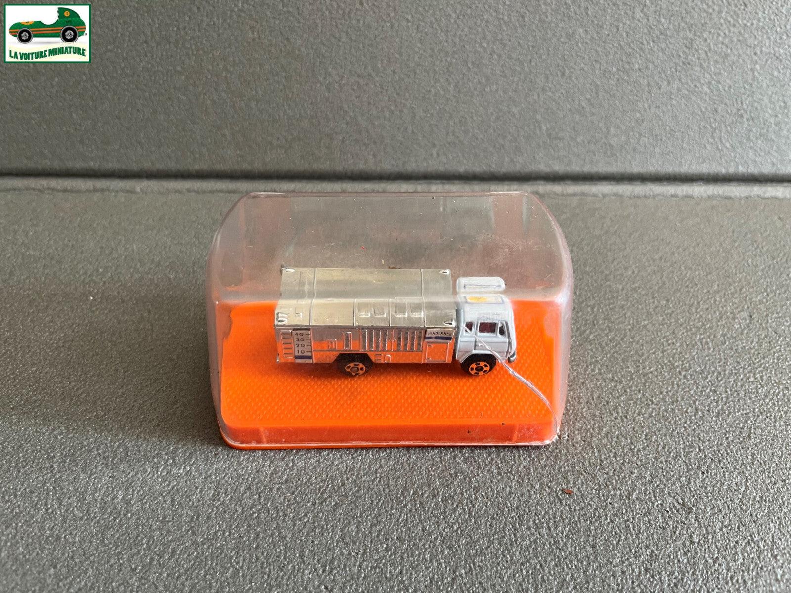 Voiture miniature Camion Mercedes Aeroport Guiloy Spain Echelle 1/124 Majorette