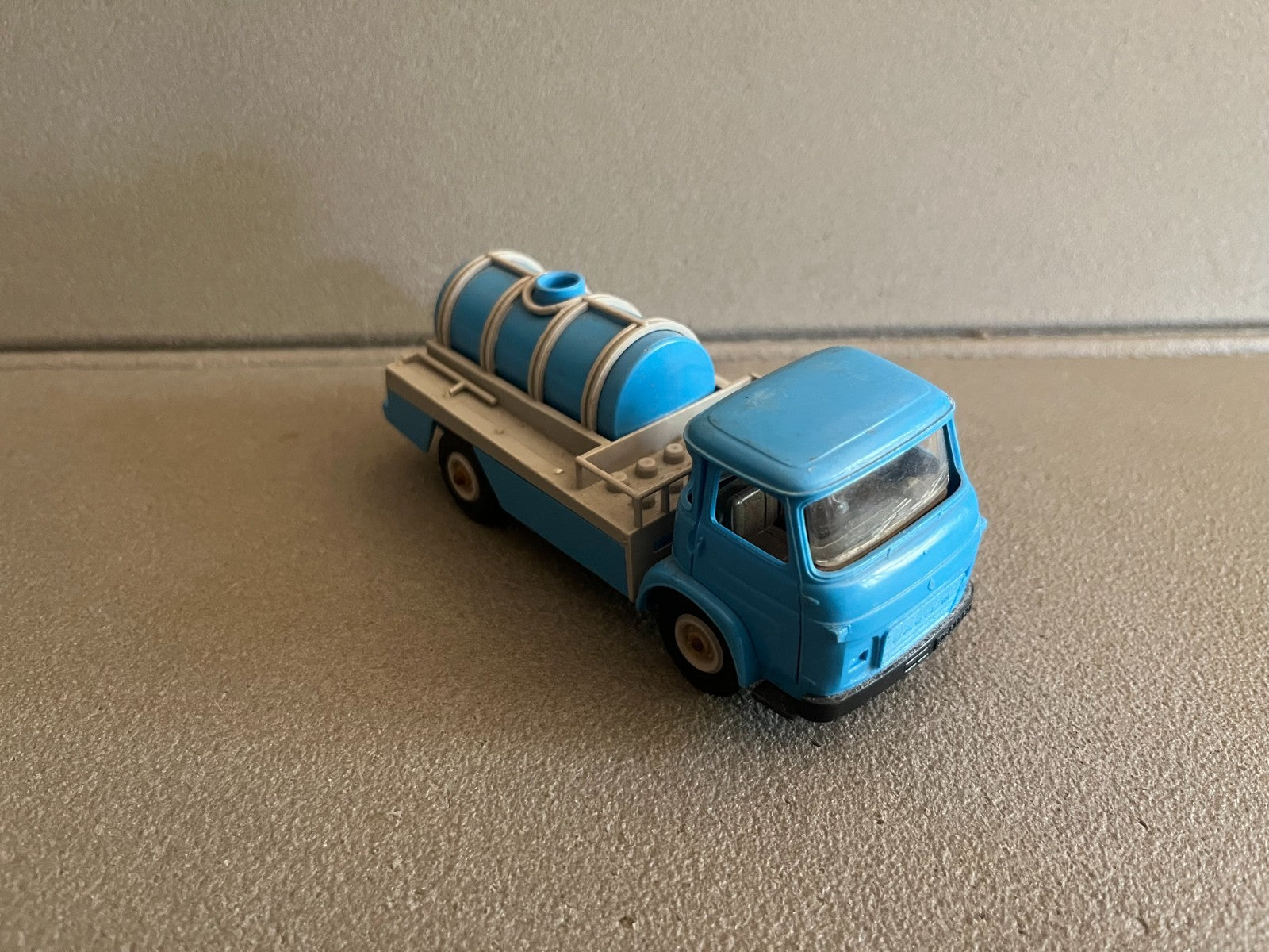Ancienne Voiture Miniature Plastique Saviem SM 5C Transport Lait Norev au 1/43