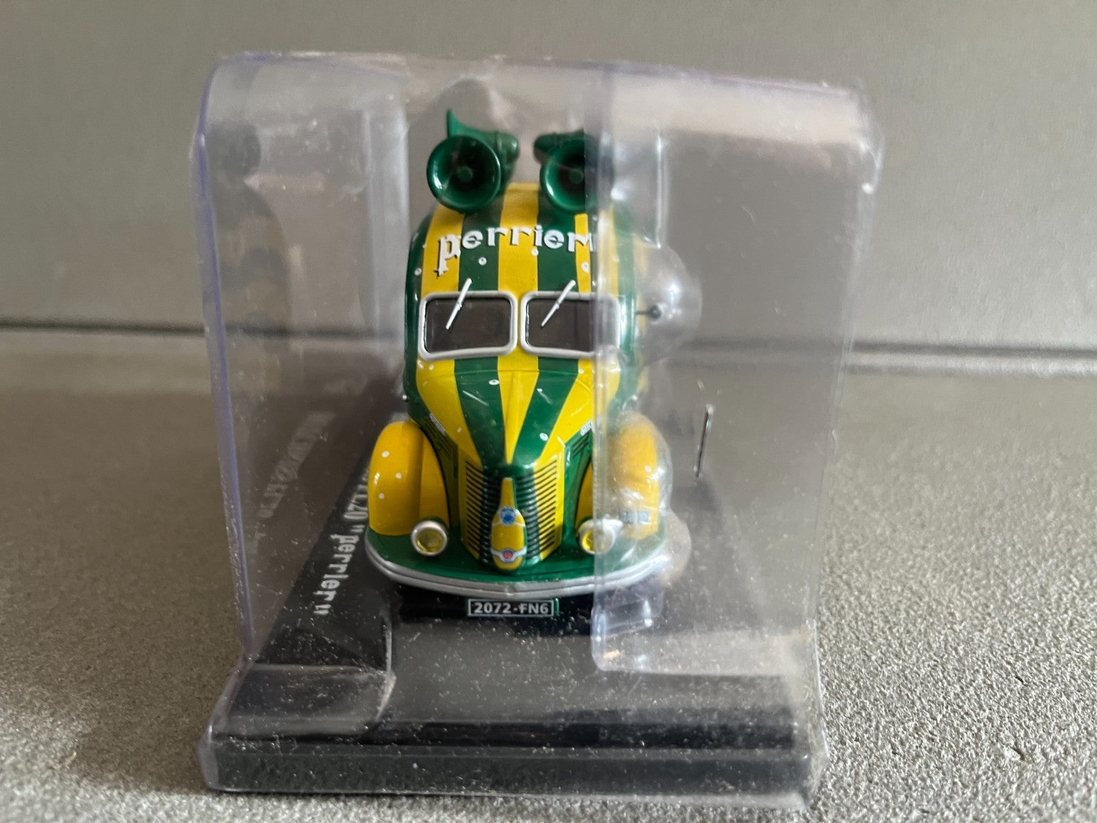 Voiture miniature Camion Hotchkiss PL20 Perrier Auto Plus Hachette 1/43