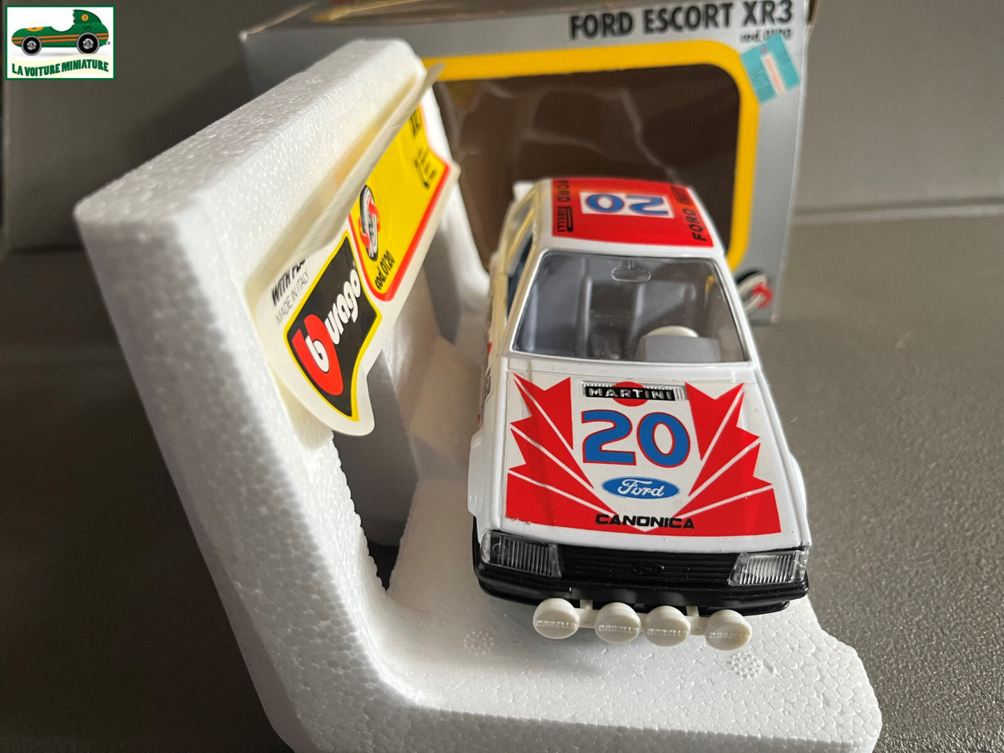 Ancienne Voiture miniature Ford Escort XR3 cod. 0120 Burago au 1/24