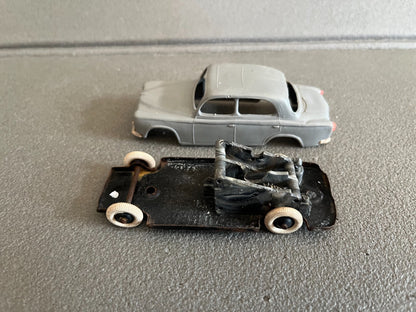 Voiture Miniature Ancienne Peugeot 403 Norev Plastique France Epave 1/43