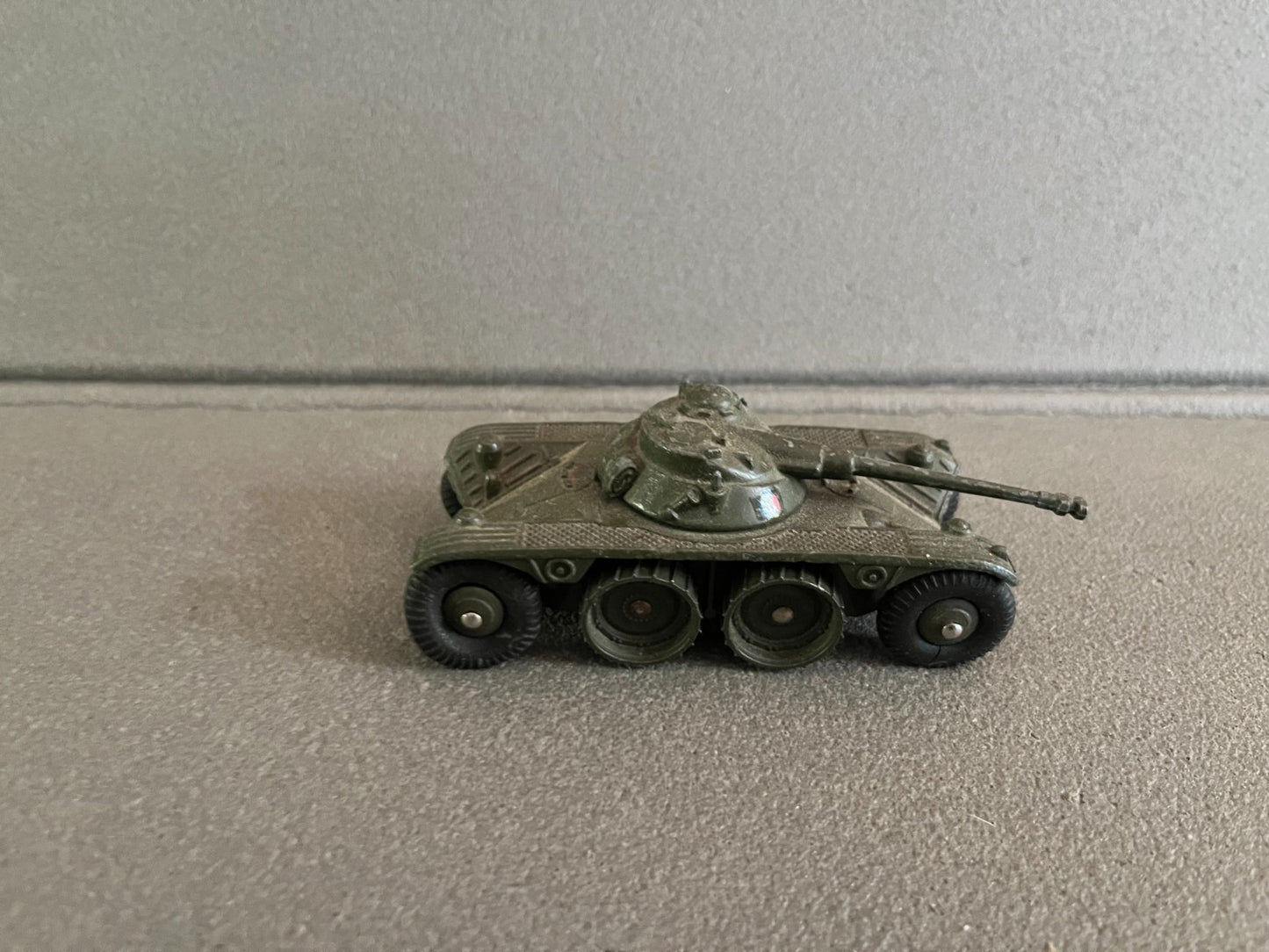 Ancienne Miniature Militaire Char EBR Panhard Dinky Toys Meccano France Epave