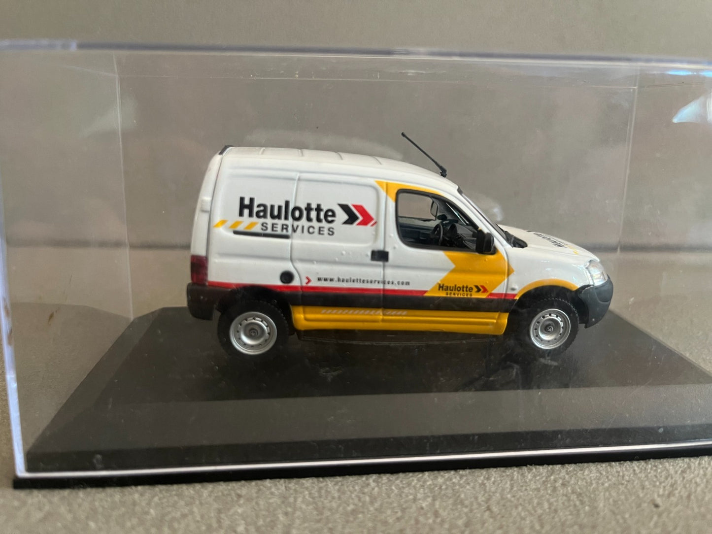 Voiture Miniature Peugeot Partner Haulotte Services Norev au 1/43 Défauts