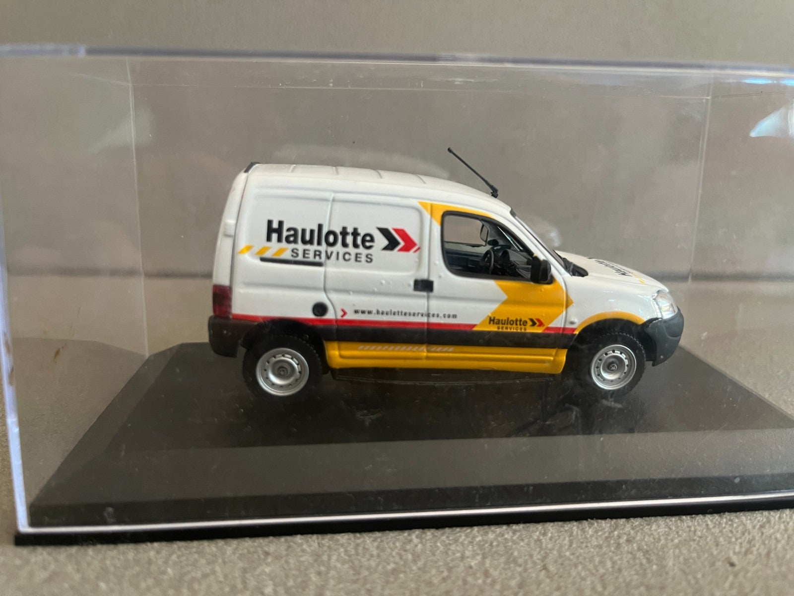 Voiture Miniature Peugeot Partner Haulotte Services Norev au 1/43 Défauts