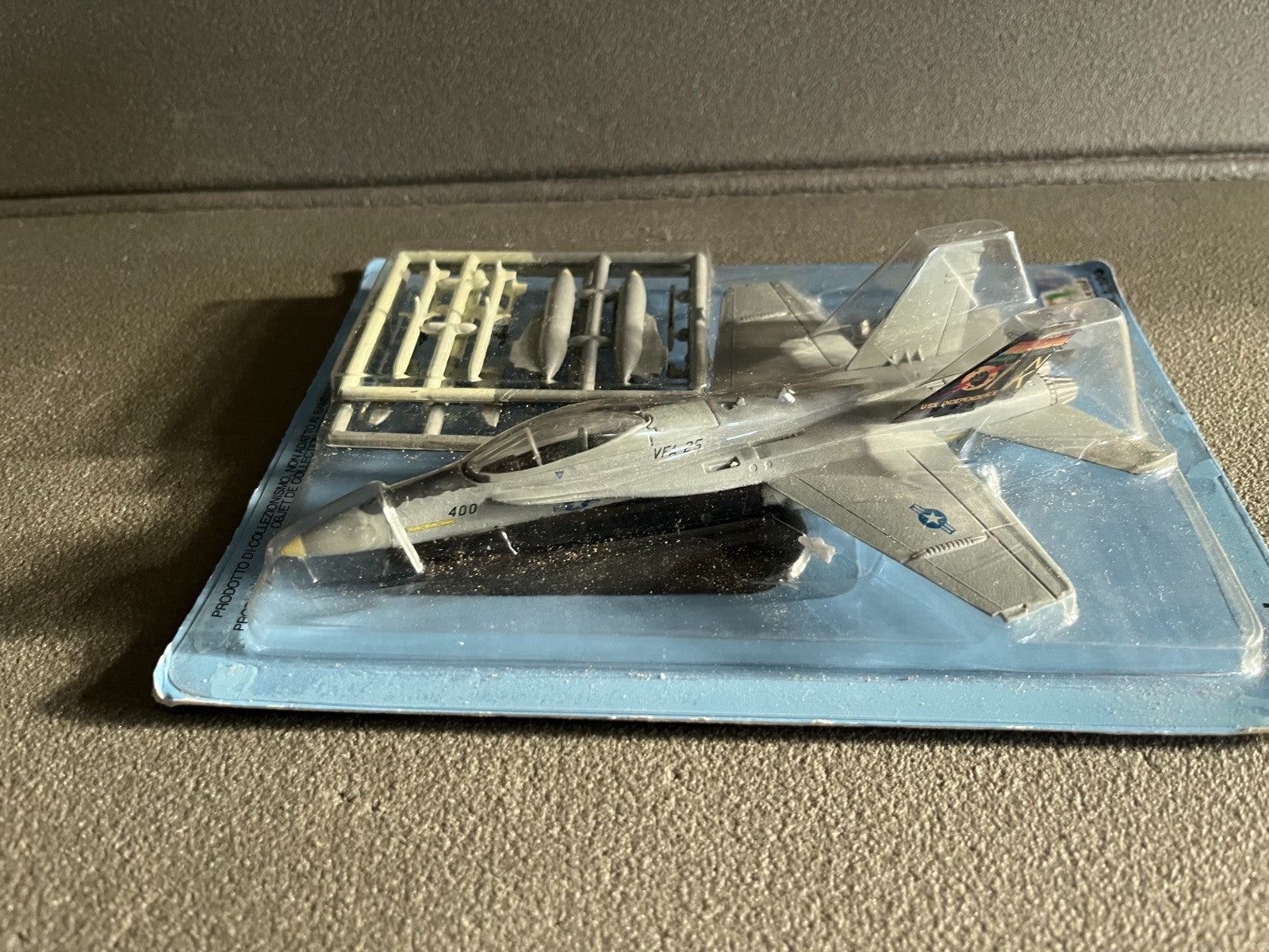 Avion miniature Militaire F/A-18 Hornet Fabbri Italeri 1/100