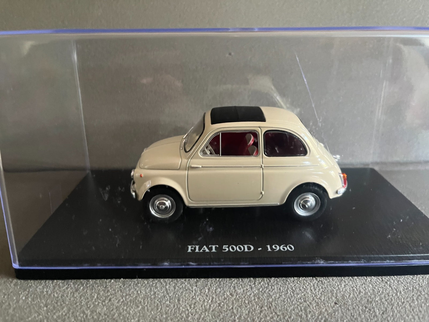 Voiture miniature Fiat 500D 1960 au 1/24