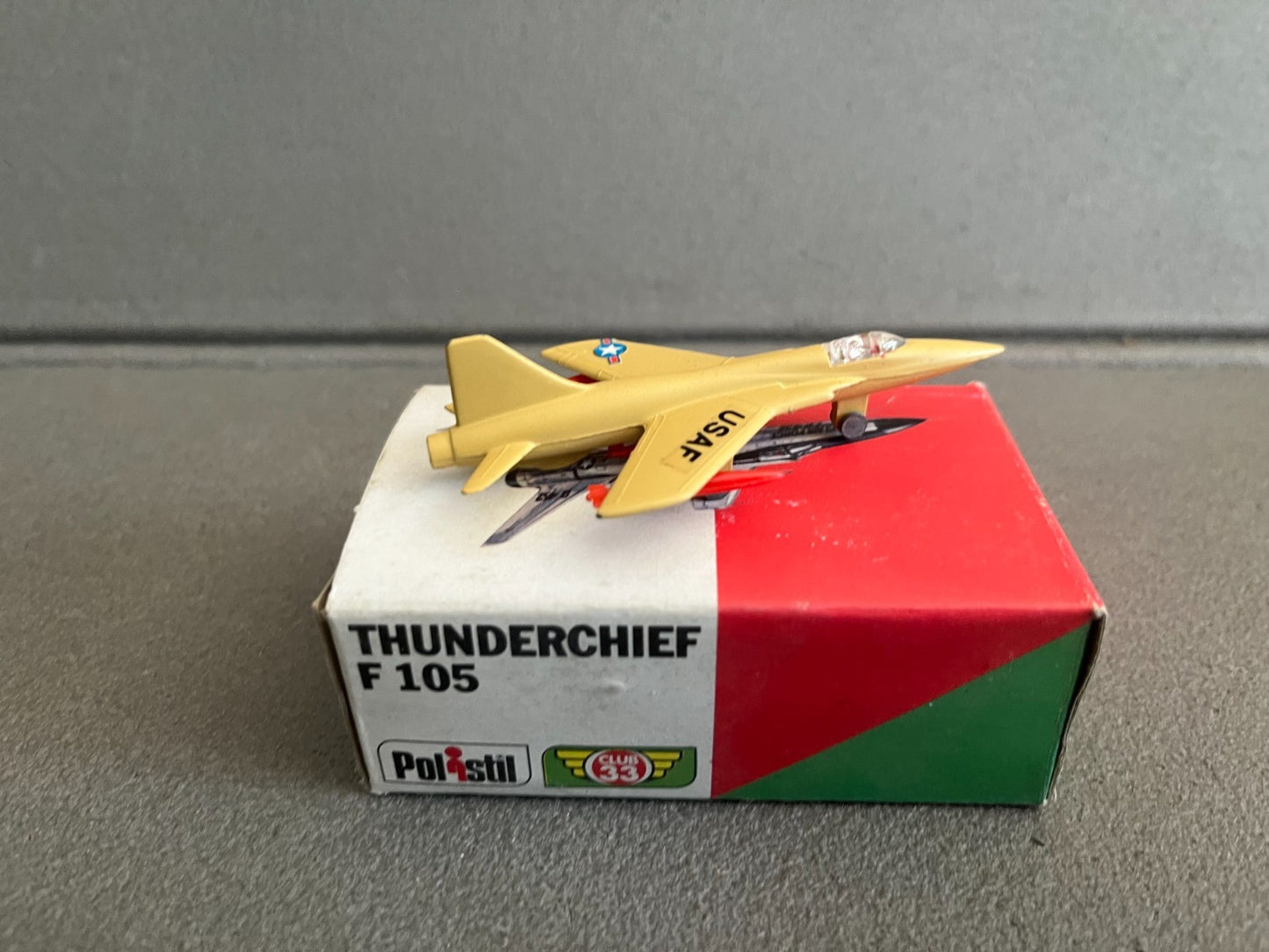 Ancien Avion miniature Militaire Thunderchief F 105 Club 33 Polistil 1976