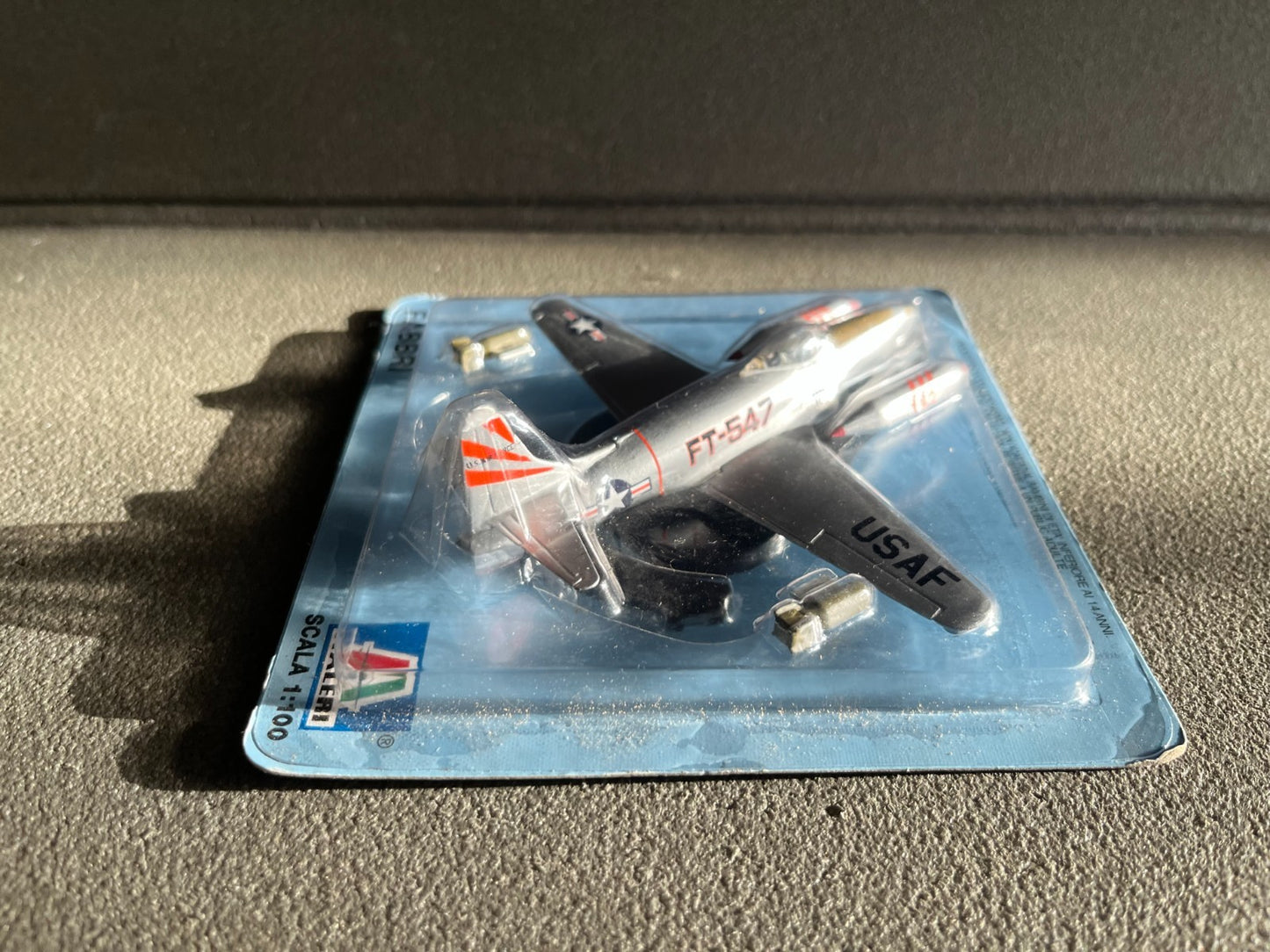 Avion miniature Militaire F-80 Fabbri Italeri 1/100