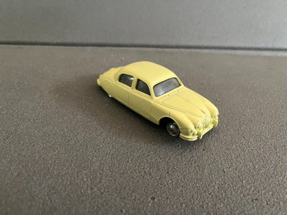 Ancienne Miniature Voiture Jaguar 2.4 Litre Corgi Toys Gt Britain Epave