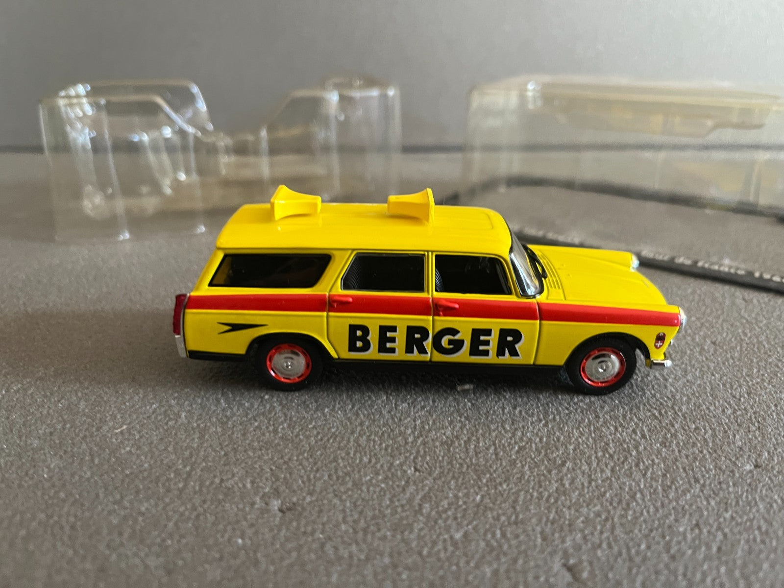 Voiture Miniature Peugeot 404 Berger Tour de France 1966 Norev Vélo au 1/43