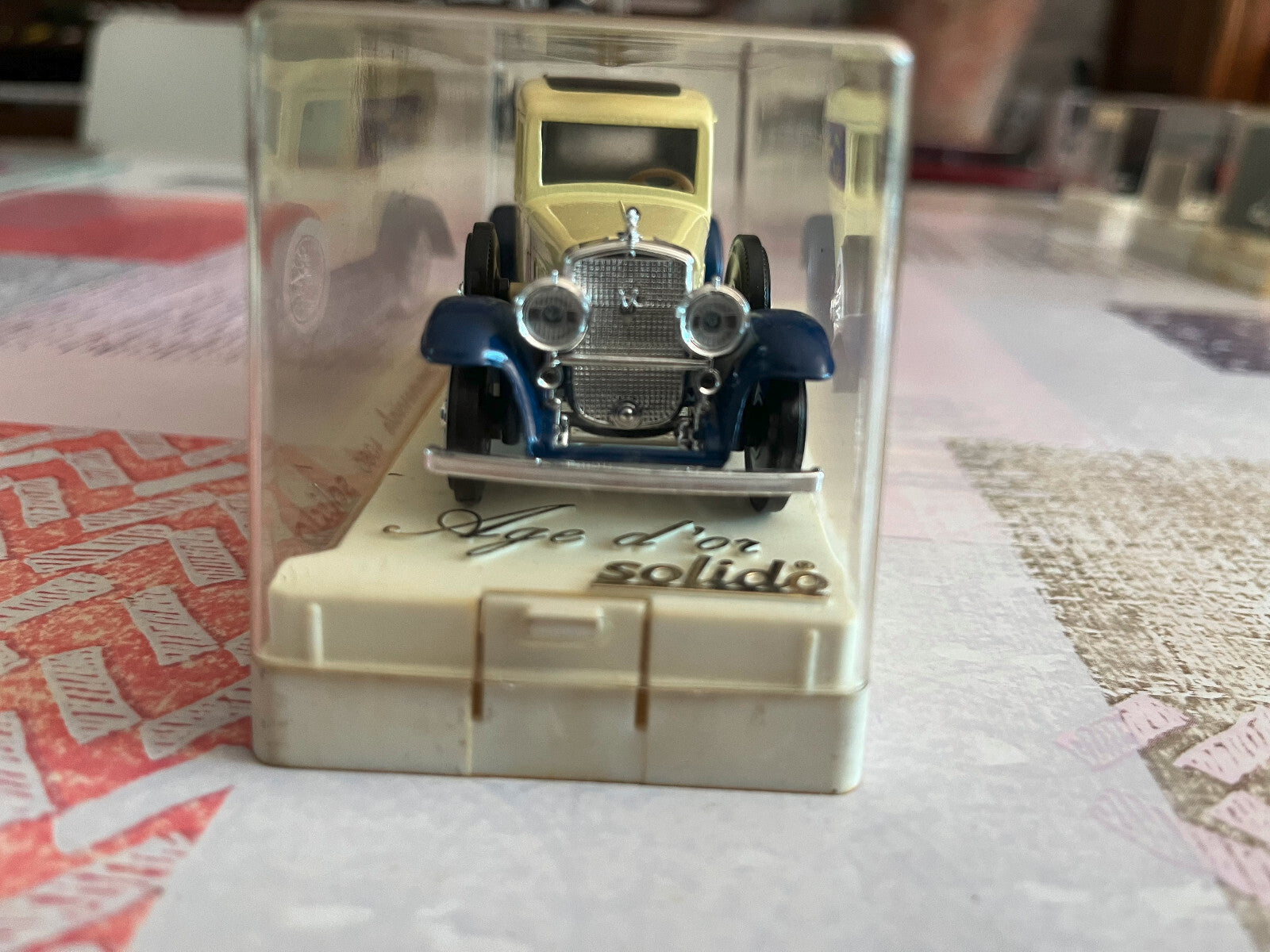Voiture miniature Cadillac Commerciale 4060 Cadbury's Solido France au 1/43