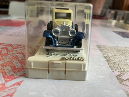 Voiture miniature Cadillac Commerciale 4060 Cadbury's Solido France au 1/43