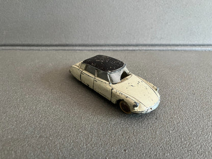 Ancienne Miniature Voiture Citroen DS 19 Dinky Toys Meccano France Epave