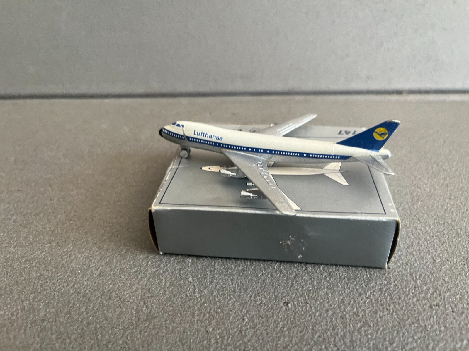 Ancien Avion miniature Boeing 747 Lufthansa Schuco Piccolo