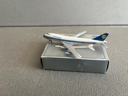 Ancien Avion miniature Boeing 747 Lufthansa Schuco Piccolo
