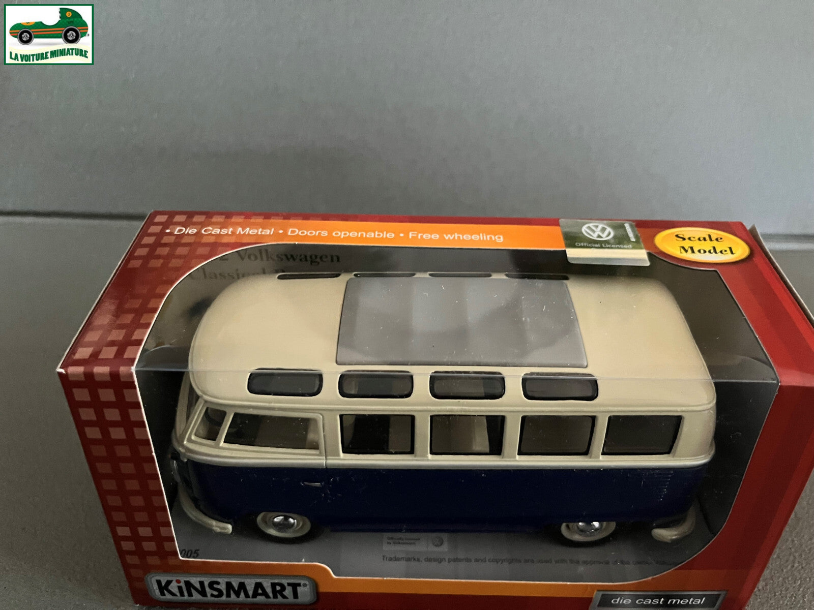 Voiture miniature Volkswagen Combi Samba Bus Kinsmart au 1/24