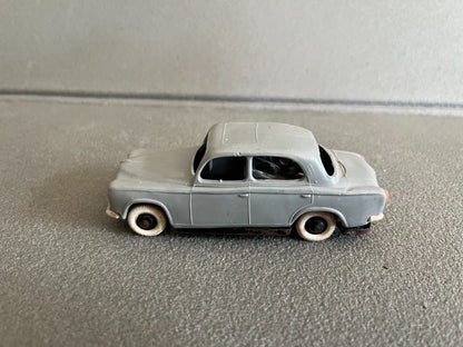 Voiture Miniature Ancienne Peugeot 403 Norev Plastique France Epave 1/43