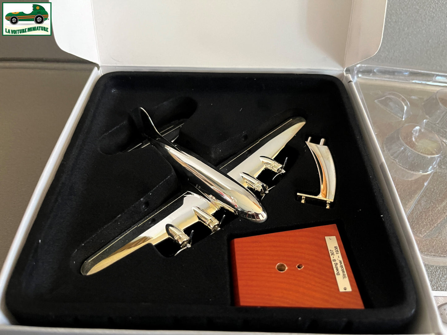 Avion miniature chrome Boeing B-307 Atlas Silver Classics au 1/200
