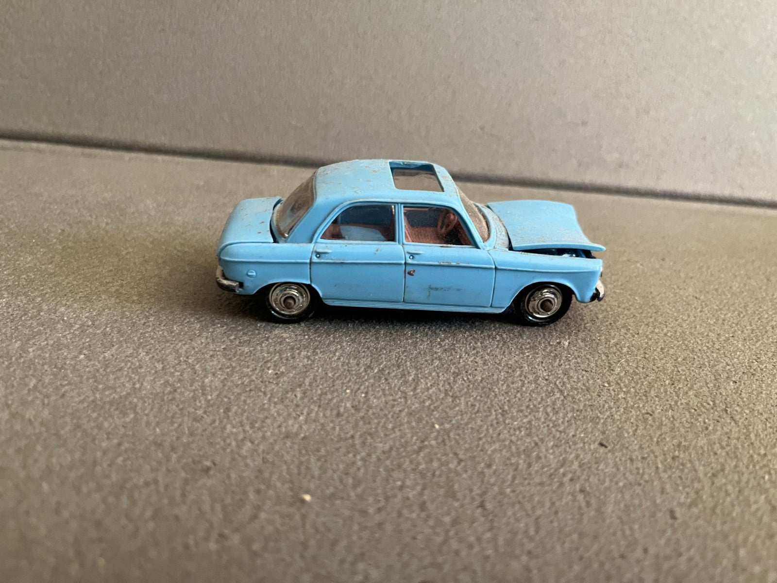 Ancienne Voiture Miniature Peugeot 204 Norev Plastique France Epave