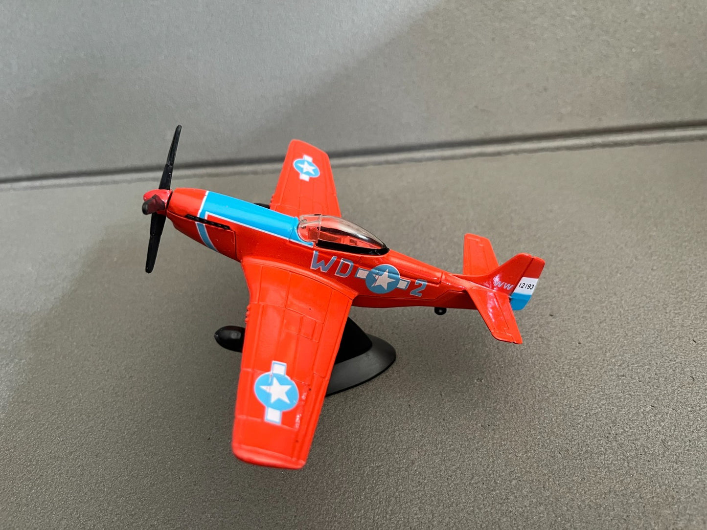 Avion miniature Militaire P-51D Mustang Maisto 1/72