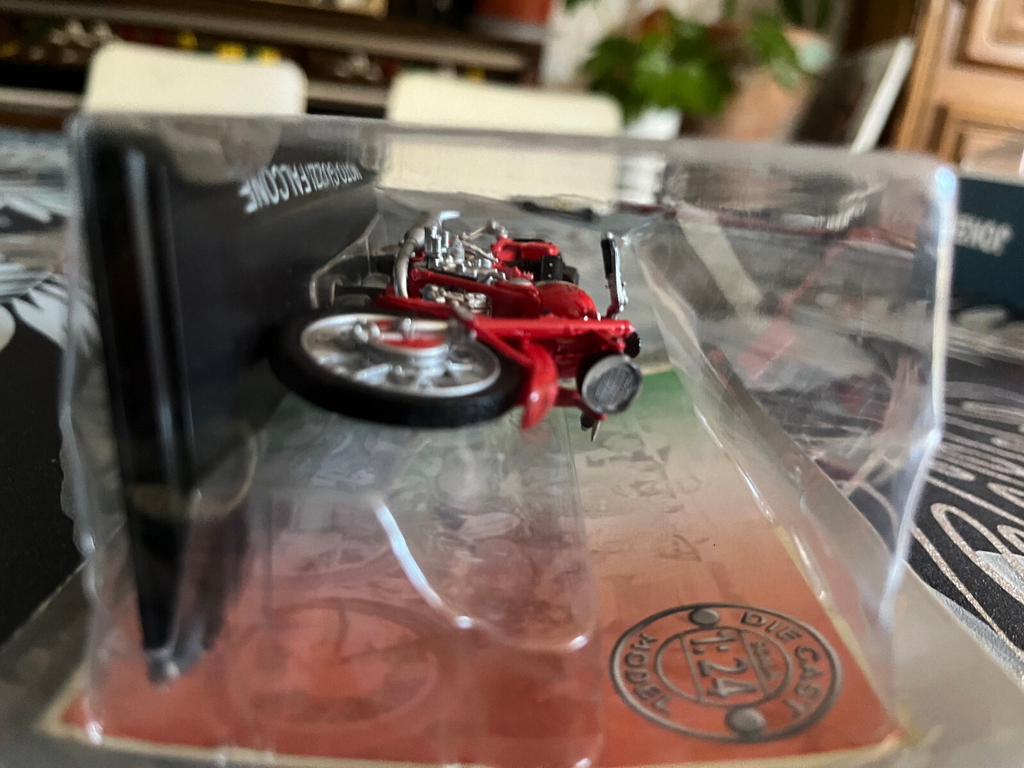 Moto miniature Guzzi Falcone Italienne 1/24