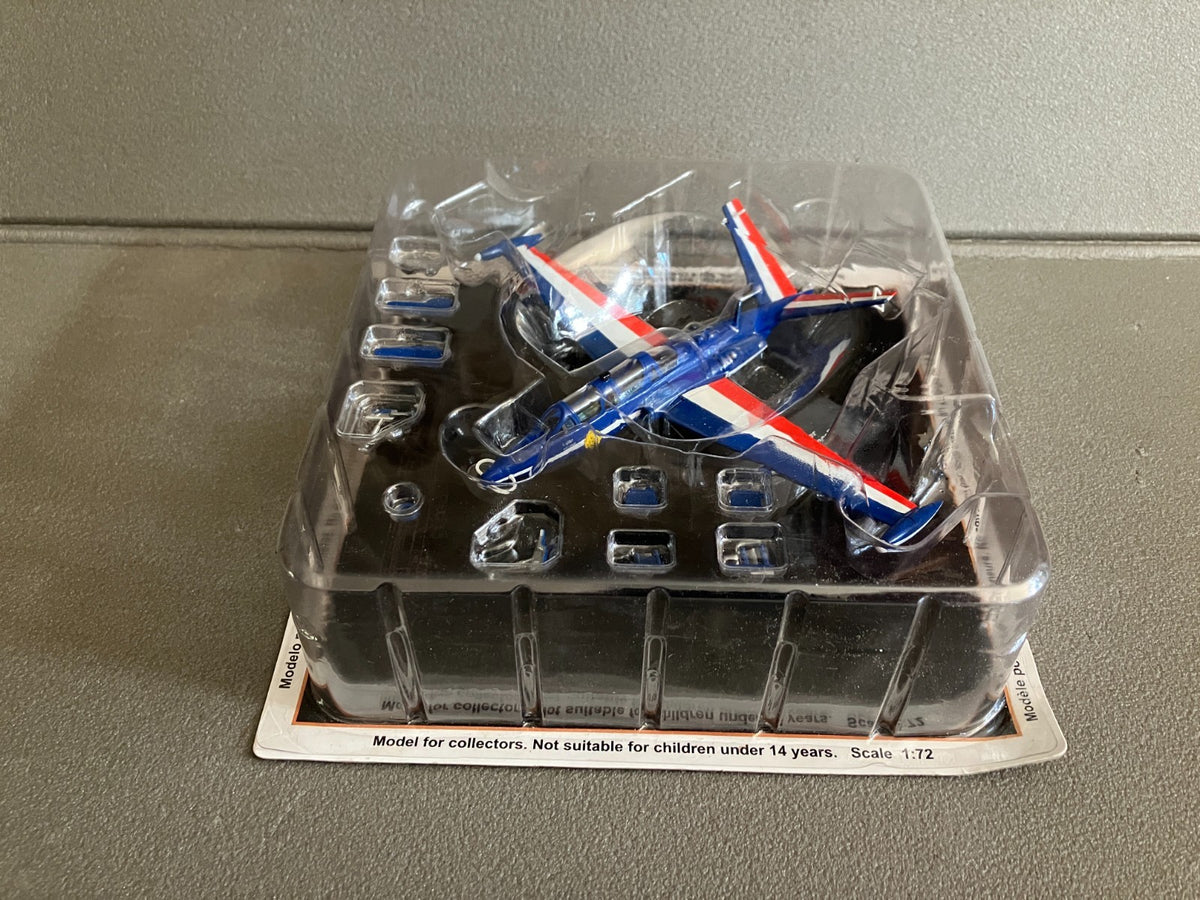 Avion miniature Militaire Combat Fouga Magister Patrouille  France Altaya  1/72
