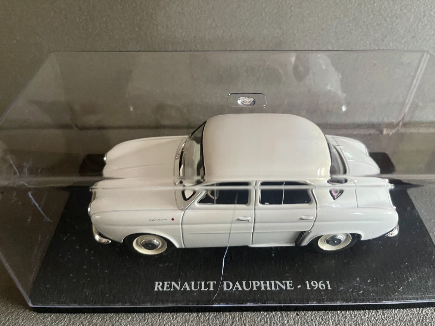Voiture miniature Renault Dauphine 1961 au 1/24