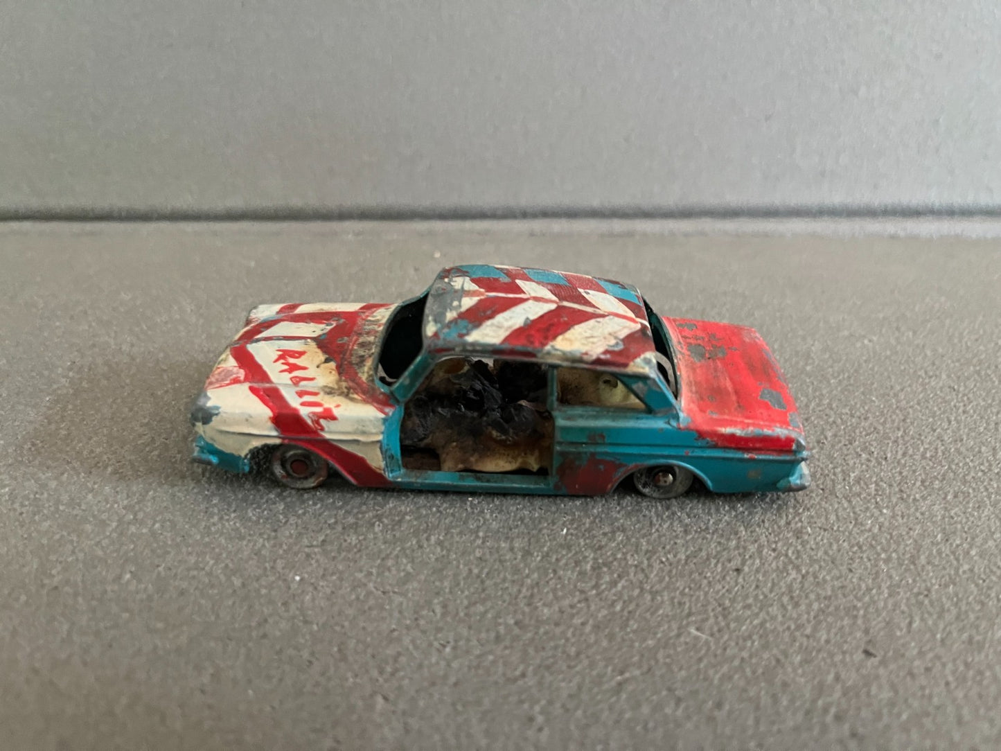 Ancienne Miniature Voiture Ford Taunus 12M Dinky Toys Meccano France Epave