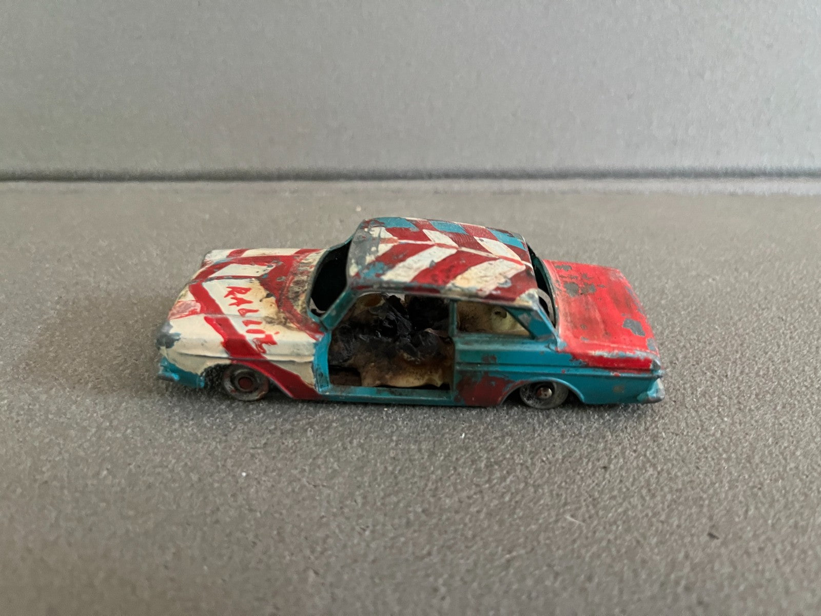 Ancienne Miniature Voiture Ford Taunus 12M Dinky Toys Meccano France Epave