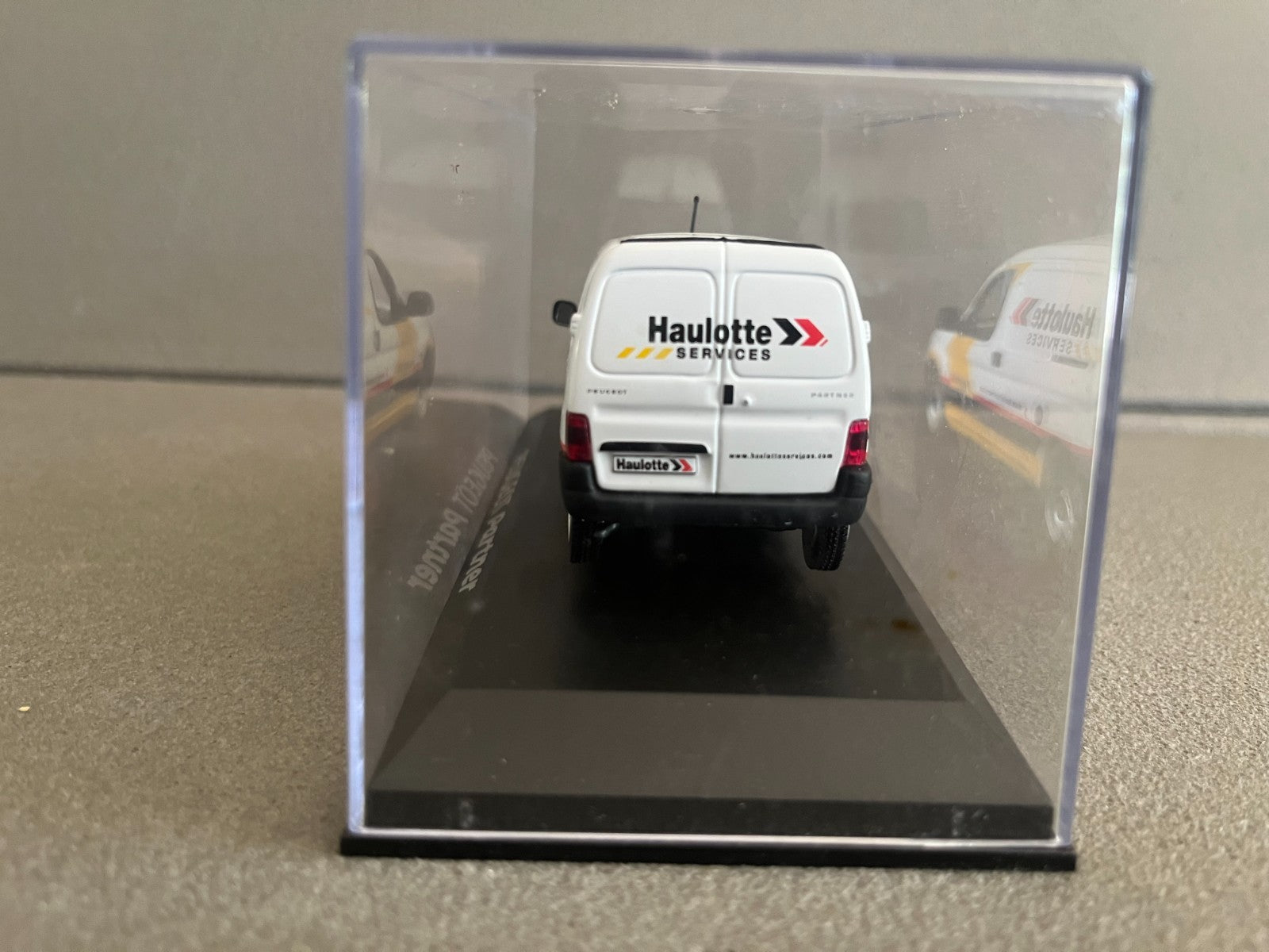Voiture Miniature Peugeot Partner Haulotte Services Norev au 1/43 Défauts