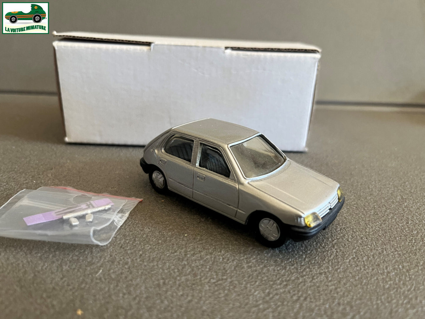 Voiture Miniature Kit résine monté Peugeot 205 5 Portes MVI France au 1/43