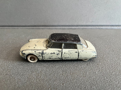 Ancienne Miniature Voiture Citroen DS 19 Dinky Toys Meccano France Epave