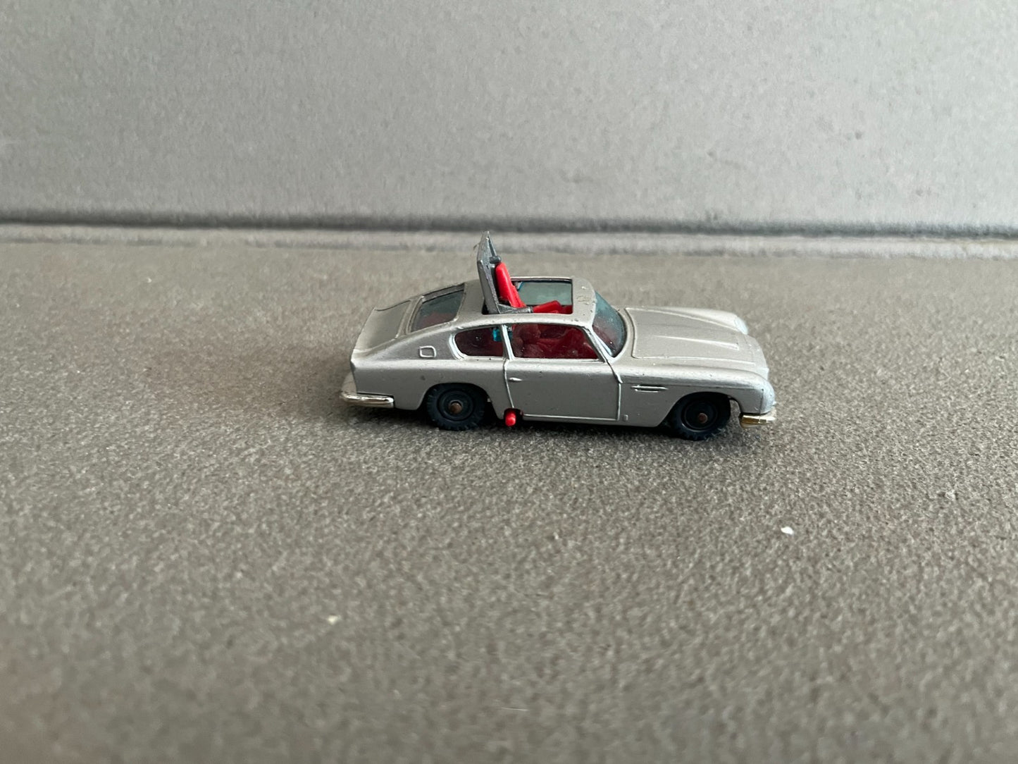 Ancienne Miniature Voiture James Bond 007 Aston Martin Husky Gt Britain