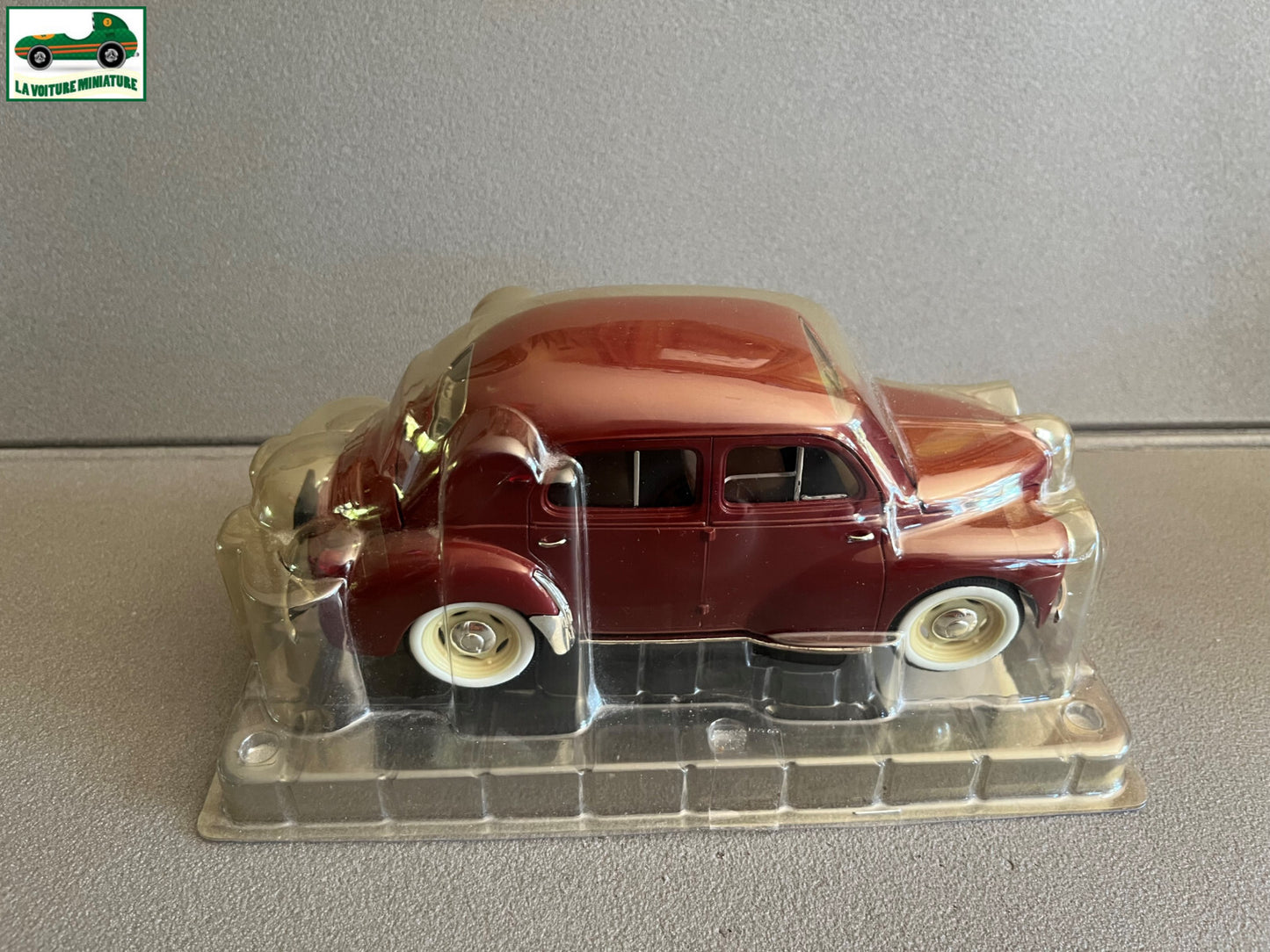 Voiture miniature Renault 4CV Solido 1/17 non 1/18