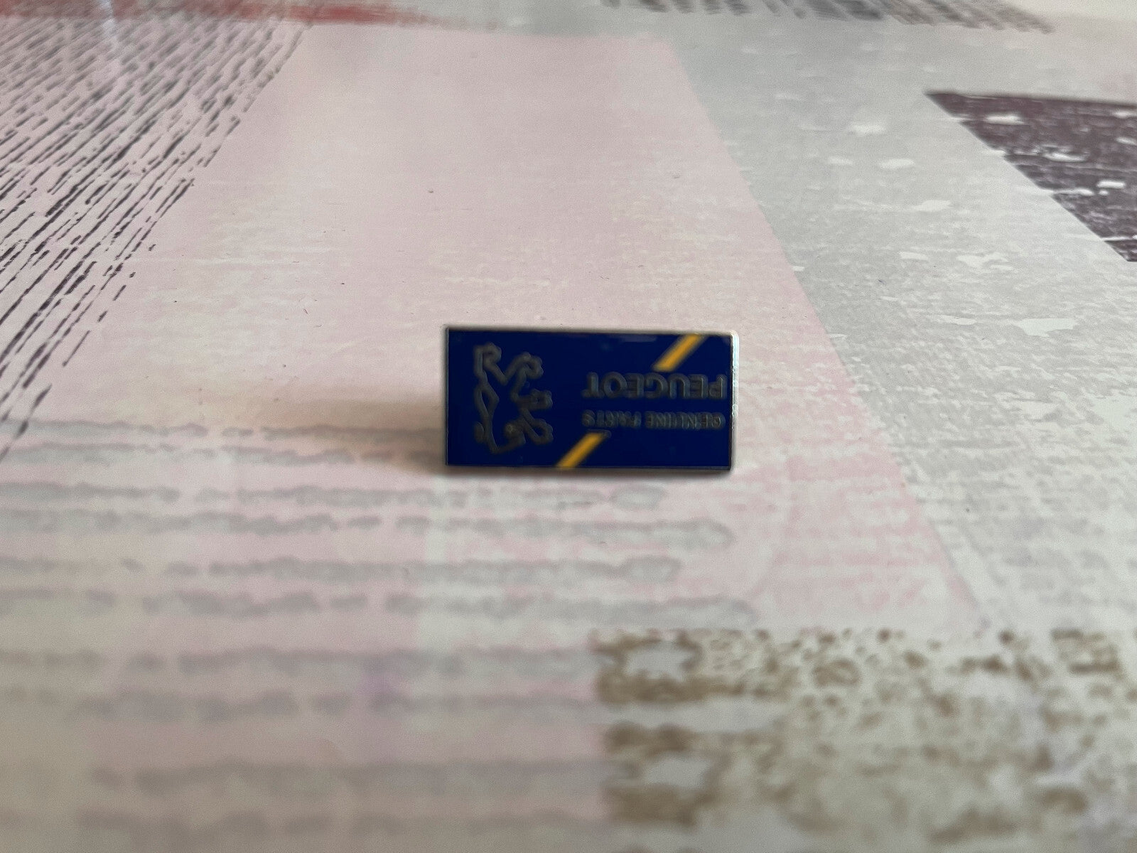 Pin's Badge Automobile Voiture Genuine Parts Peugeot