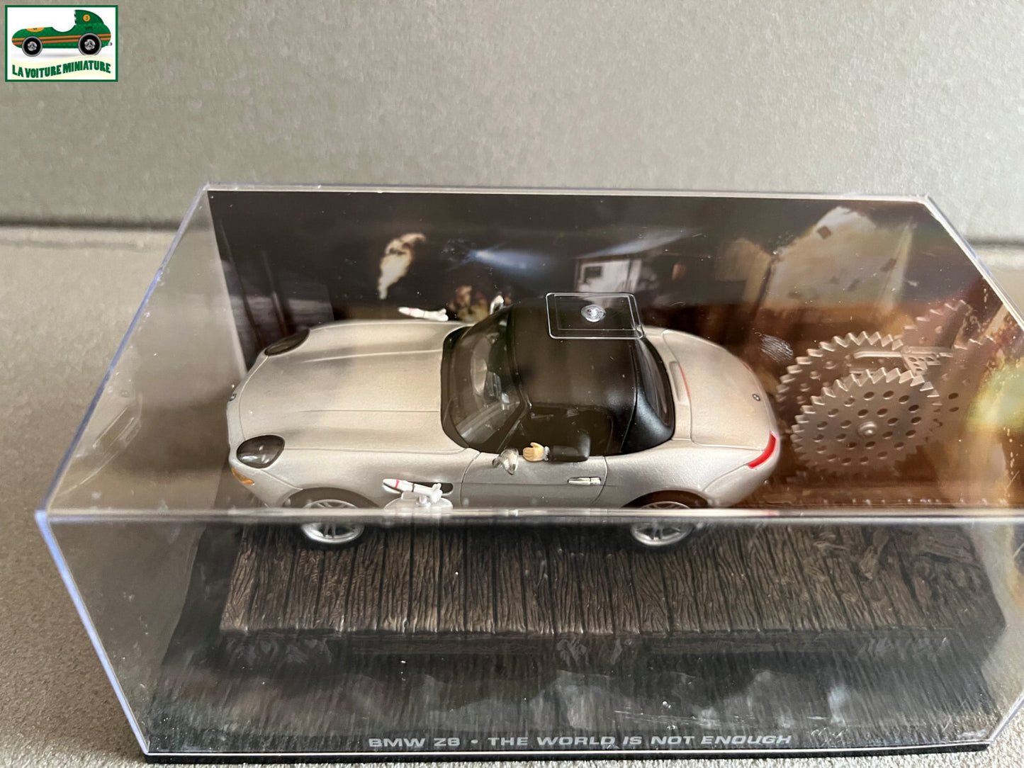 Voiture miniature BMW Z8 The World is not Enough James Bond 007 1/43