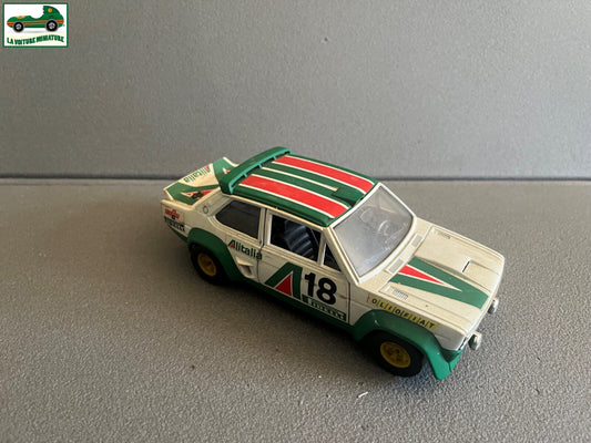 Ancienne Voiture Miniature Fiat 131 Abarth Rally au 1/24 Epave