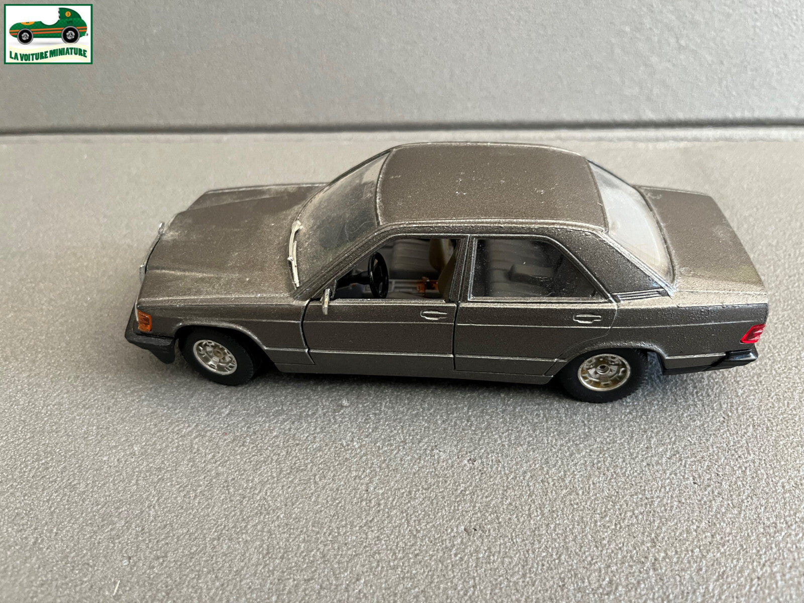 Ancienne Miniature Voiture Mercedes 190E Burago 1/25