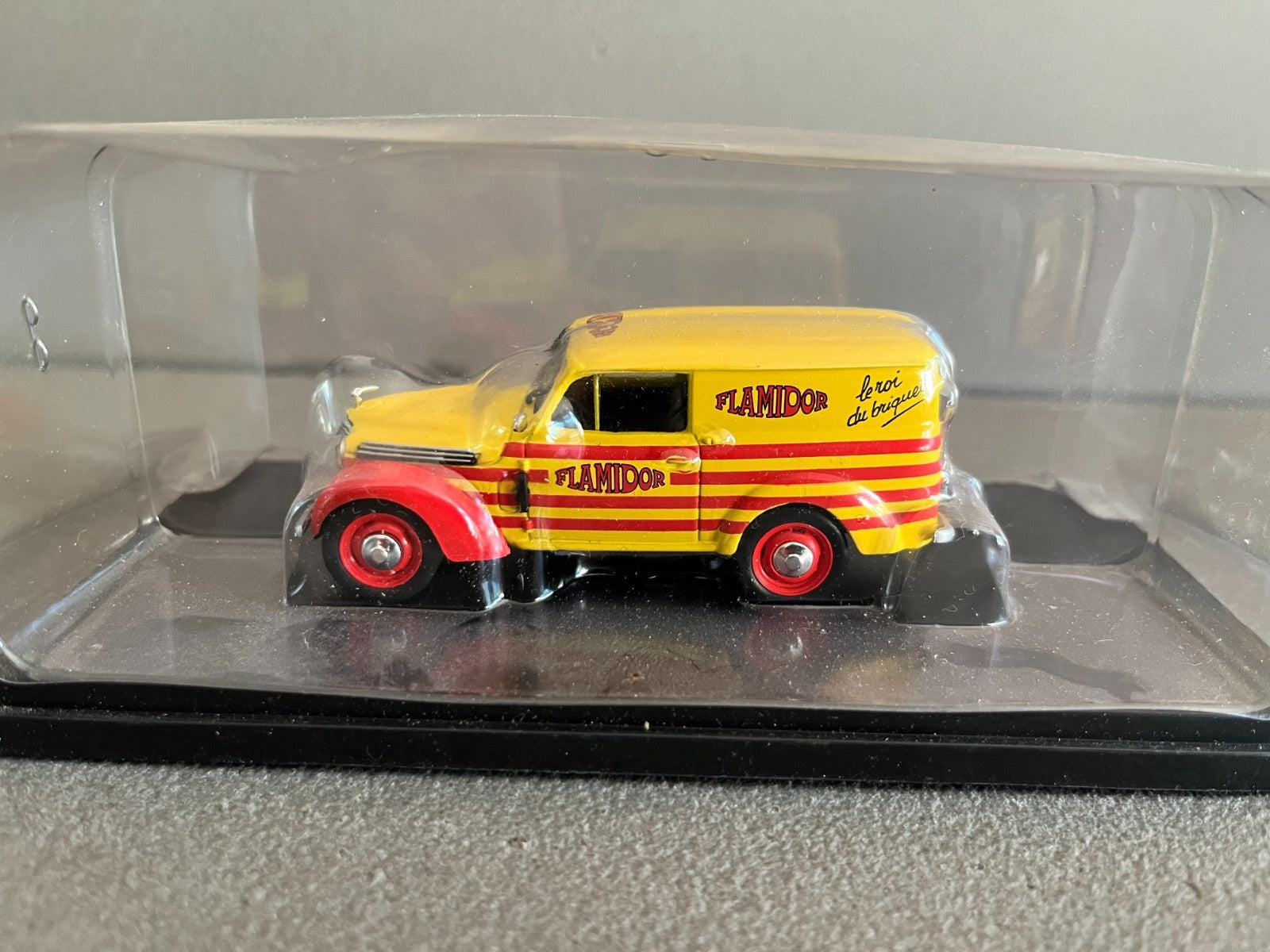 Voiture miniature Renault Juvaquatre Flamidor Auto Plus Hachette 1/43