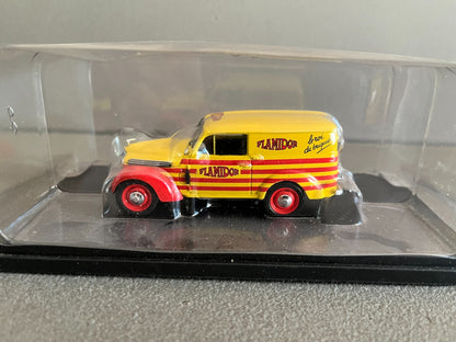 Voiture miniature Renault Juvaquatre Flamidor Auto Plus Hachette 1/43