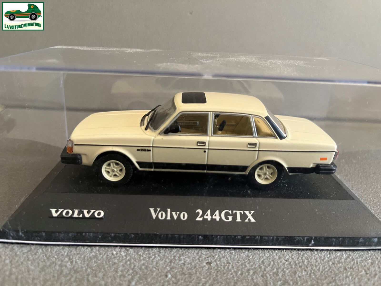 Voiture Miniature Volvo 244 GTX au 1/43