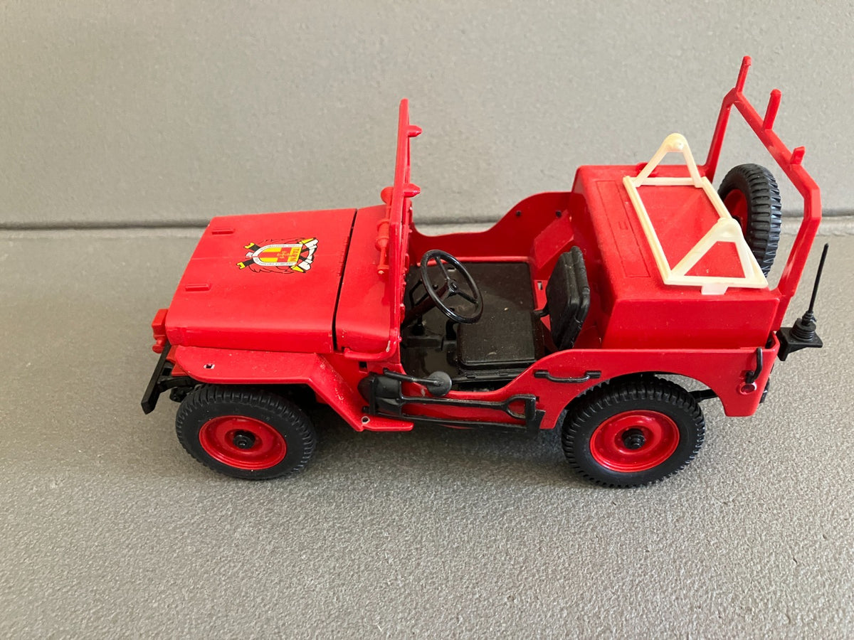 Ancienne Voiture miniature Jeep Willys Pompiers Tarn Solido au 1/18 Incomplète