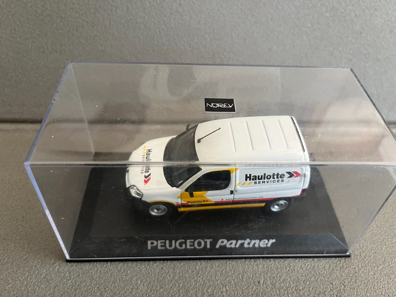Voiture Miniature Peugeot Partner Haulotte Services Norev au 1/43 Défauts