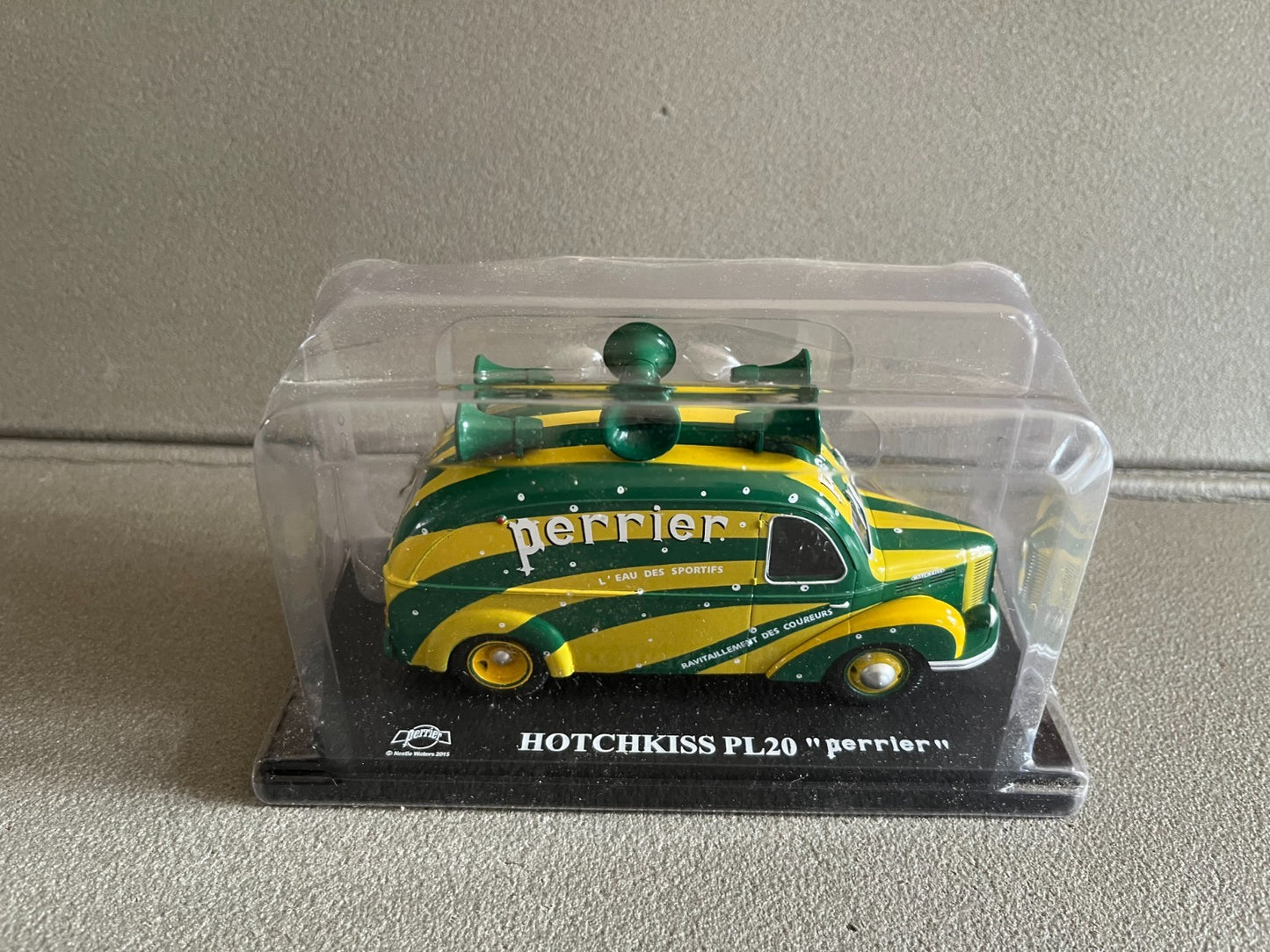 Voiture miniature Camion Hotchkiss PL20 Perrier Auto Plus Hachette 1/43